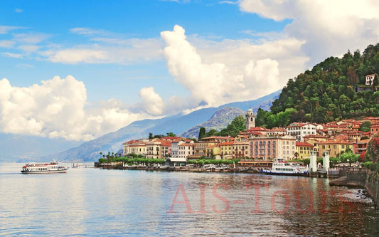 Потрясающий вид на побережье озера Комо с цветными домами и паромом на фоне гор. Stunning view of the Lake Como coastline with colorful houses and a ferry against the backdrop of the mountains.