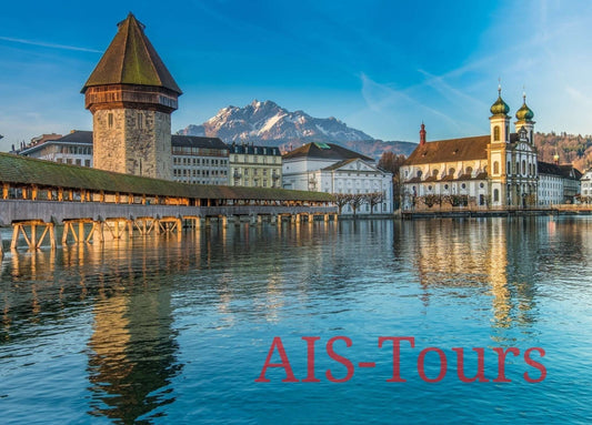 Живописный вид на набережную Люцерна с исторической архитектурой и горами на заднем плане, рекламирующий AIS-Tours. Scenic view of Lucerne's waterfront with historic architecture and mountains in the background, promoting AIS-Tours.